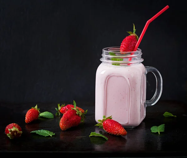 Jogurt truskawkowy smoothies — Zdjęcie stockowe
