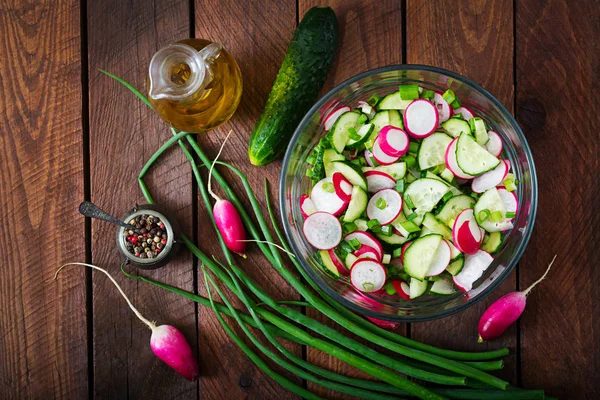 Frischer Salat aus Gurken und Radieschen — Stockfoto