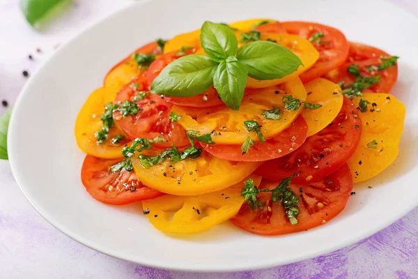 Салат з жовтих і червоних помідорів — стокове фото