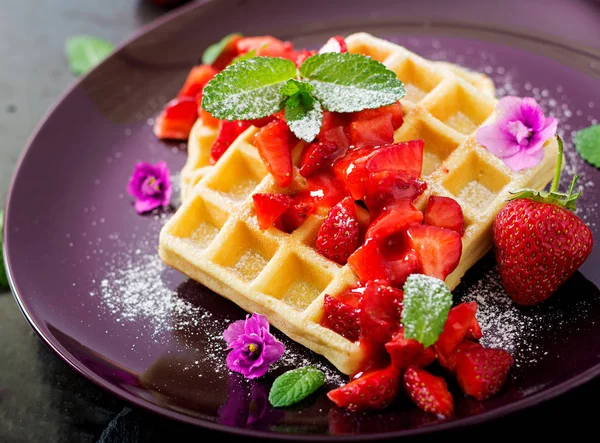 Belgische wafel met aardbeien op de plaat — Stockfoto