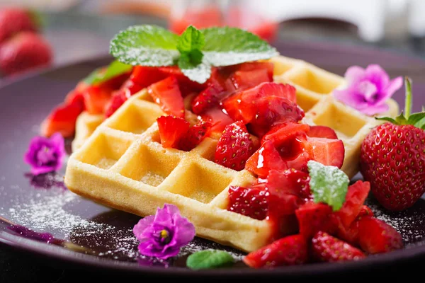 Belgische wafel met aardbeien op de plaat — Stockfoto