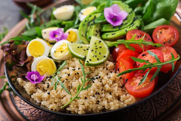 Friss zöldségek és tálba quinoa saláta — Stock Fotó