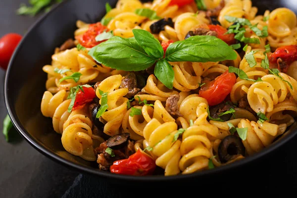 Pasta Fusilli med tomater och nötkött — Stockfoto