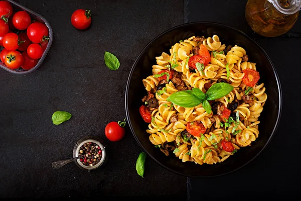 Pasta Fusilli with tomatoes and beef — Stock Photo, Image