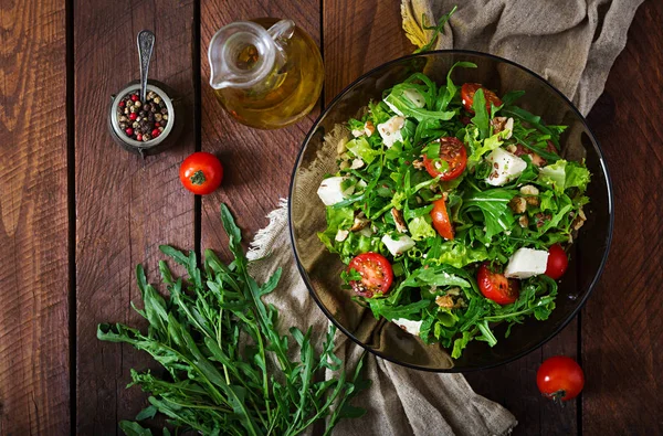 Salată de legume cu brânză feta și nuci Fotografie de stoc