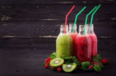 Farklı uzuvlar taze smoothies