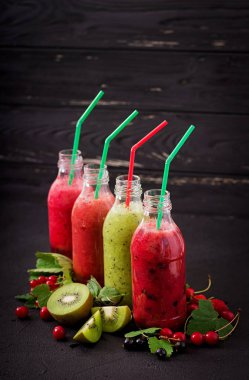 Farklı uzuvlar taze smoothies