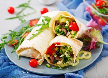 Shawarma sulu biftek üzerinden