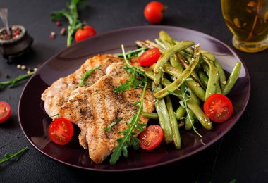 Izgarada pişmiş Türkiye-tavuk fileto 