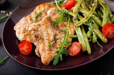 Izgarada pişmiş Türkiye-tavuk fileto 