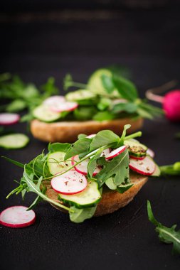 İle turp vejetaryen sandviç