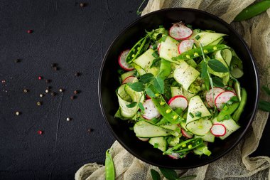 Yeşil bezelye ve otlar taze salata