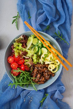 Teriyaki sığır eti ile salata 
