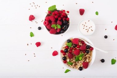 berry ile yulaf lapası