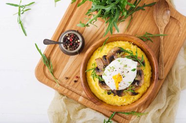 Polenta mantar ve haşlanmış yumurta.