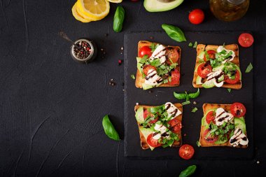 Sandviç tost domates ile