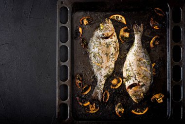 Fırında Dorado balığı.