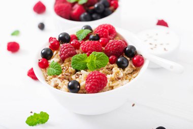 berry ile yulaf lapası