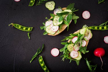 İle turp vejetaryen sandviç