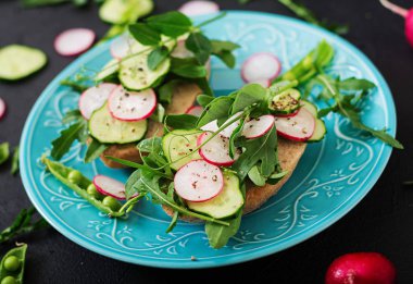 Vejetaryen sandviç salatalık ile