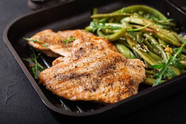 Izgarada pişmiş Türkiye-tavuk fileto 