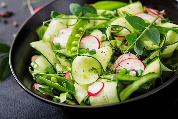 Salada fresca de ervilhas e ervas verdes — Fotografia de Stock