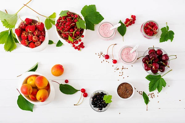 Свежие ягоды с йогуртом — стоковое фото