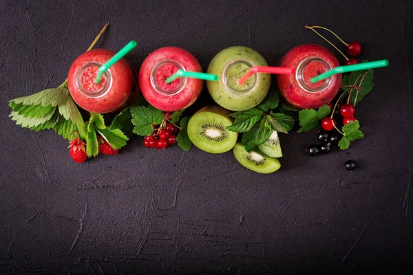 Свежие смузи из разных ягод — стоковое фото