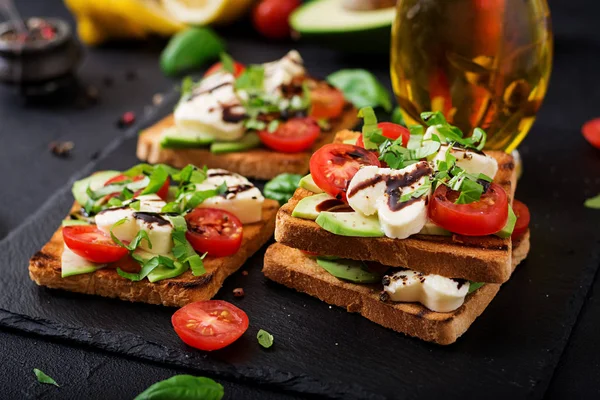 Tostadas sándwich con tomates —  Fotos de Stock