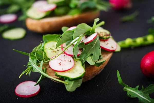 Вегетаріанські бутерброди з редькою — стокове фото
