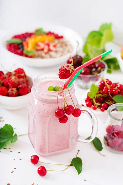 Yogur con batidos de fresa —  Fotos de Stock