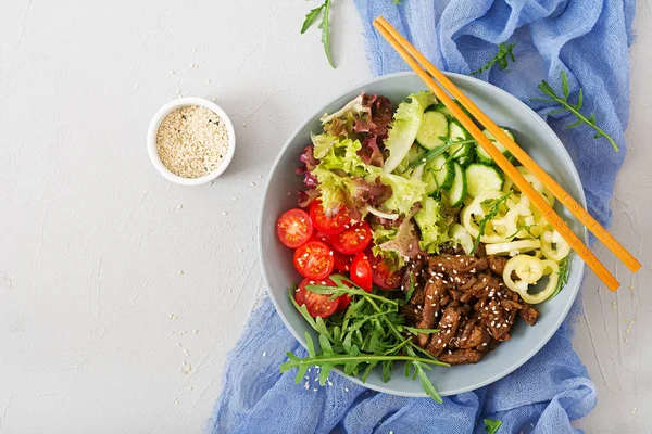 Salada com carne teriyaki — Fotografia de Stock