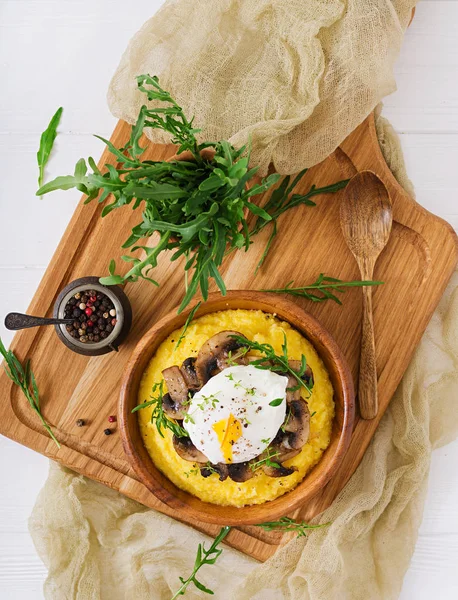 Polenta mit Pilzen und pochiertem Ei. — Stockfoto