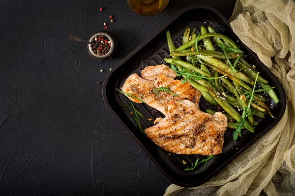 Parrilla de pollo y judías verdes . — Foto de Stock