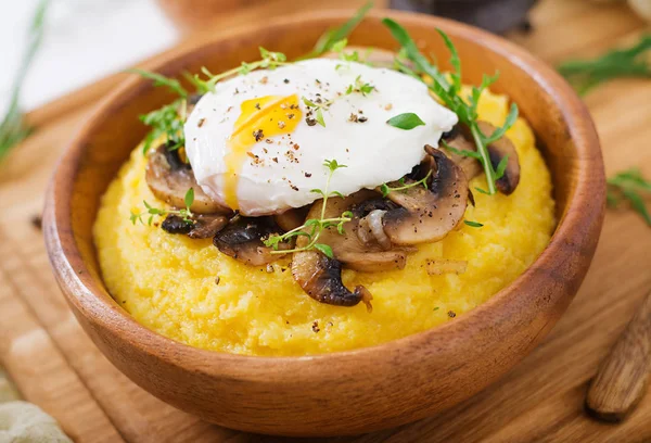 Polenta mantar ve yumurta. — Stok fotoğraf