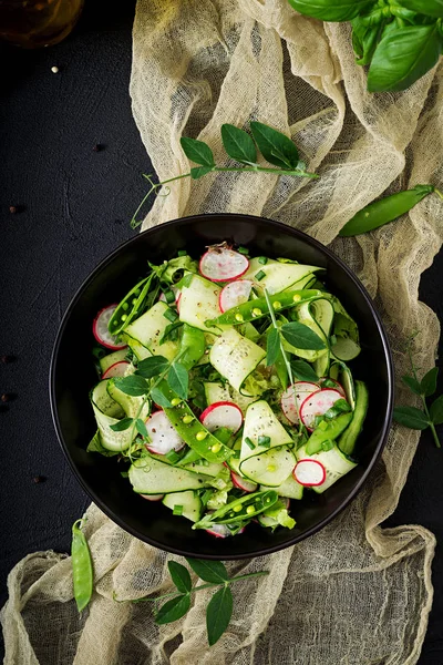 Salad segar kacang polong hijau dan herbal — Stok Foto