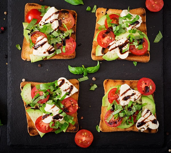 Pane tostato con pomodori — Foto Stock