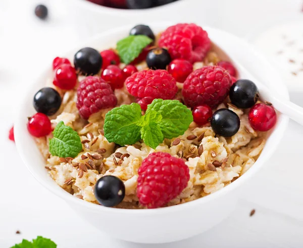 Oatmeal porridge with berry — Stock Photo, Image