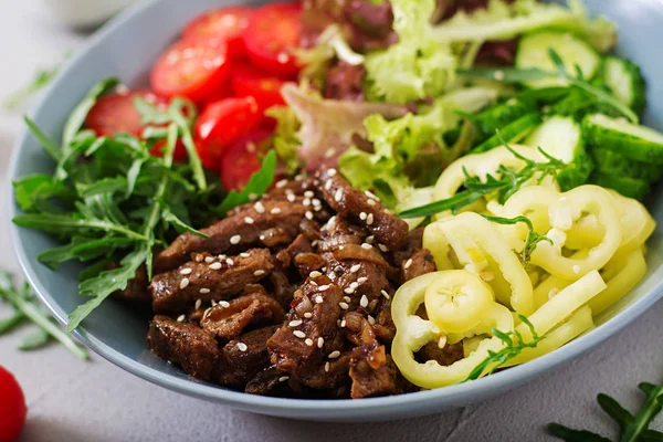 Salat mit Teriyaki und Gemüse — Stockfoto