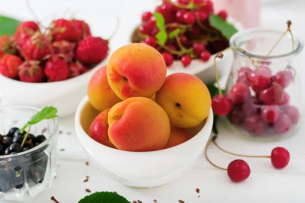 Abricots dans un bol blanc — Photo