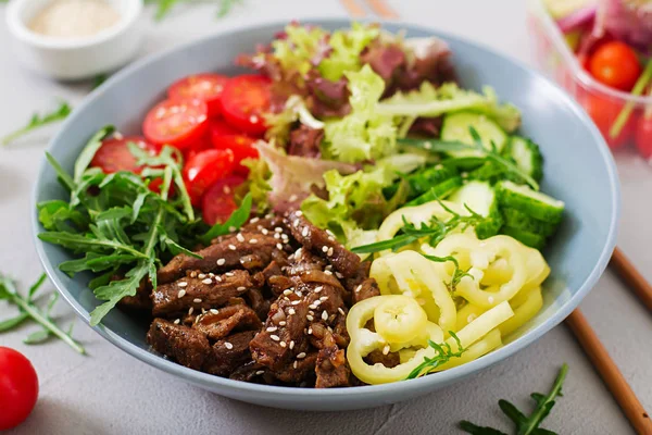 Sallad med nötkött och grönsaker — Stockfoto