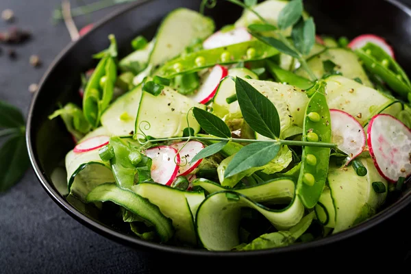 Salada fresca de rabanetes — Fotografia de Stock