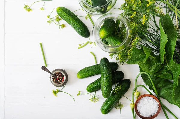 Voorbereiding gebeitst gemarineerde komkommer — Stockfoto