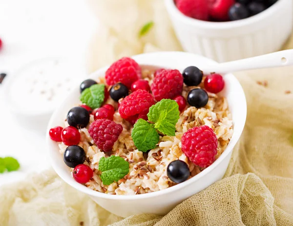 Lezzetli ve sağlıklı yulaf ezmesi 