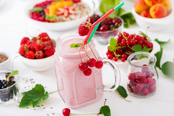 Joghurt mit Erdbeer-Smoothies — Stockfoto