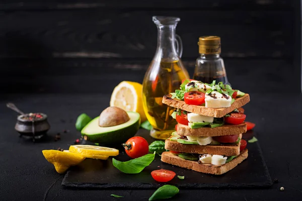 Tostadas sándwich con vinagre balsámico —  Fotos de Stock