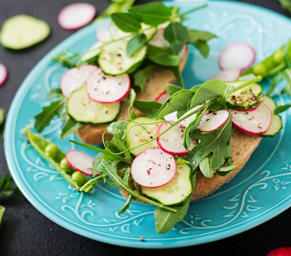 Вегетаріанські бутерброди з огірком — стокове фото