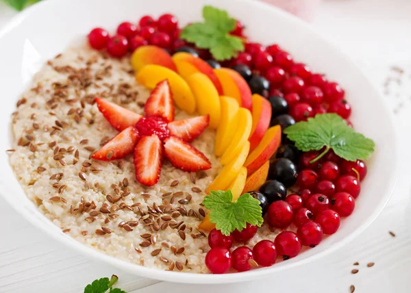 Tasty oatmeal porridge — Stock Photo, Image