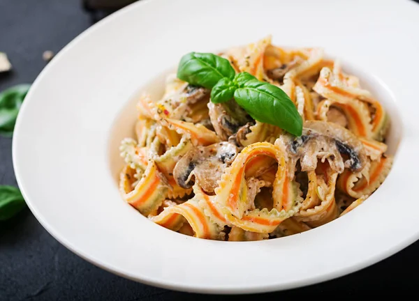 Renkli makarna pappardelle