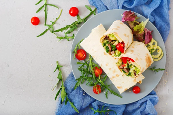 Shawarma en pan de pita . — Foto de Stock